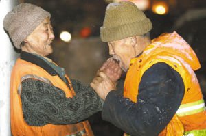 環(huán)衛(wèi)老夫妻掃雪感動網(wǎng)友 老大爺為老伴暖手(圖)