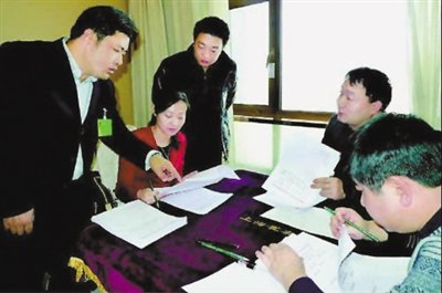 陜西榆林市人大代表麻將桌上辦公 官方稱系方桌