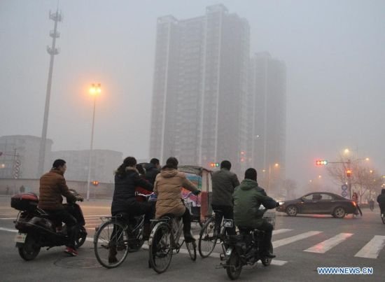 河北再遭霧霾侵襲 石家莊整個(gè)城市一片灰暗