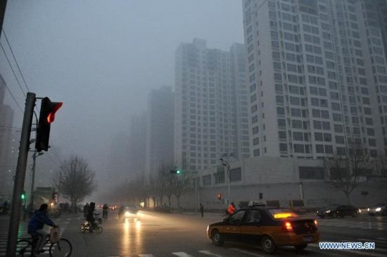 河北再遭霧霾侵襲 石家莊整個(gè)城市一片灰暗