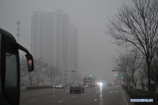 河北再遭霧霾侵襲 石家莊整個(gè)城市一片灰暗